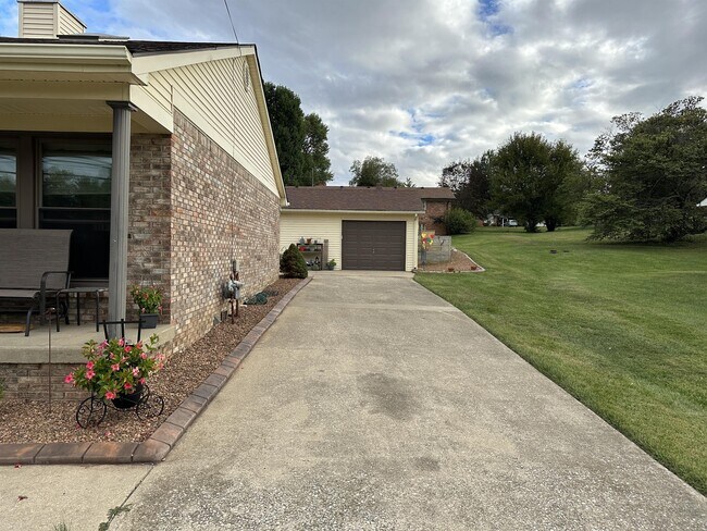 Building Photo - 303 St John Rd