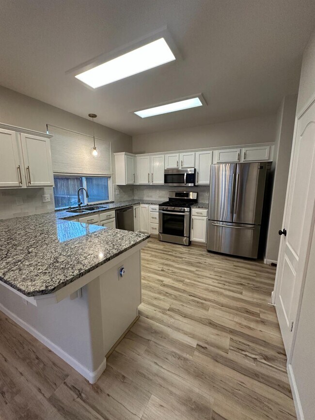 Building Photo - 721 W Fontaine Ln