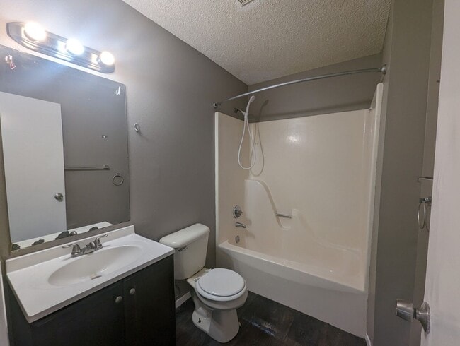 Building Photo - 2 Bedroom/1 Bathroom Duplex Unit in Batesville