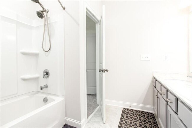 Building Photo - Large 3 Bedroom Luxury Townhome on Silver ...