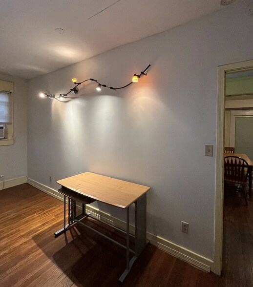 Building Photo - 812 W Main St