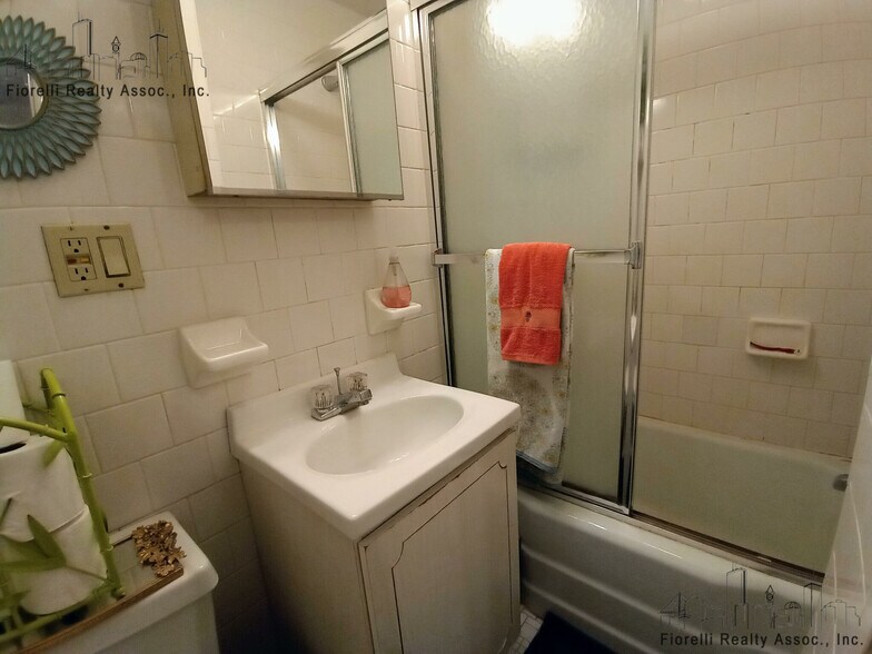 Building Photo - 342 Hanover St