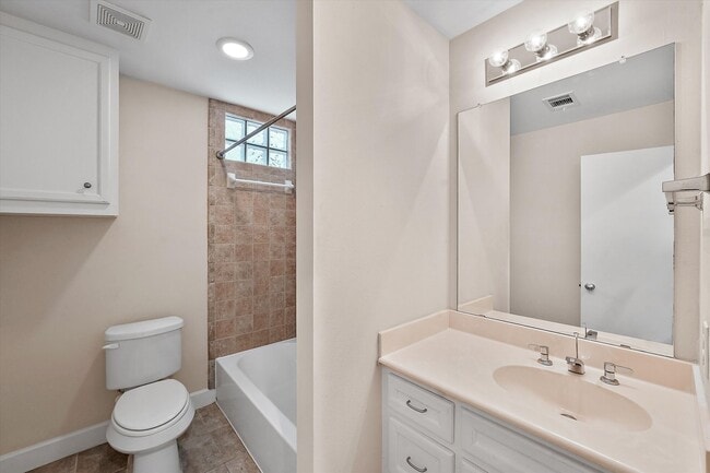 Building Photo - Welcome Home to Comfort and Convenience in...