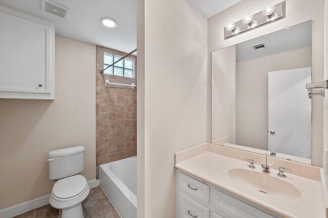 Building Photo - Welcome Home to Comfort and Convenience in the Heart of Houston!