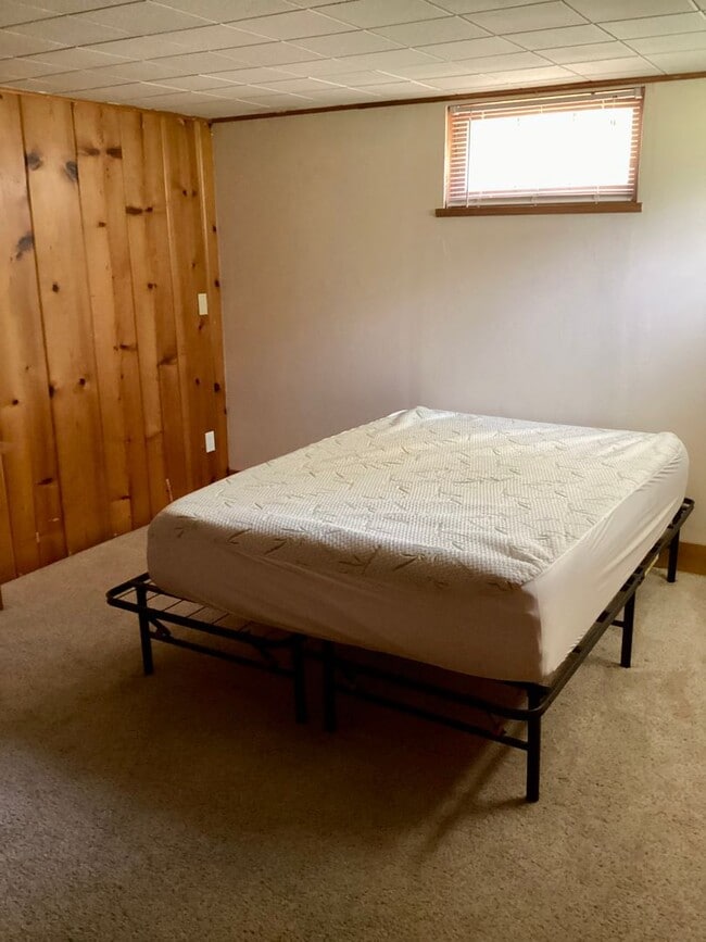 Building Photo - Partially furnished 4 bed 2 bath home