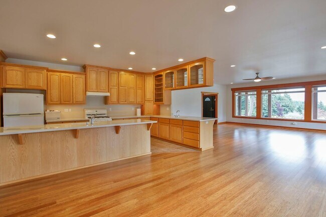 Building Photo - Country Home on Acreage and Pet Friendly!