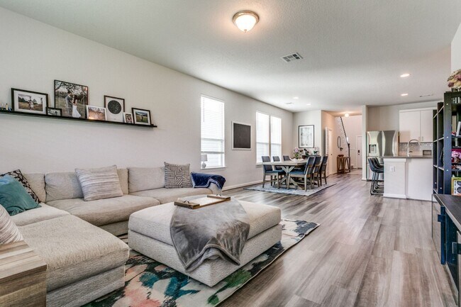 Building Photo - Beautiful Modern 2 story home!