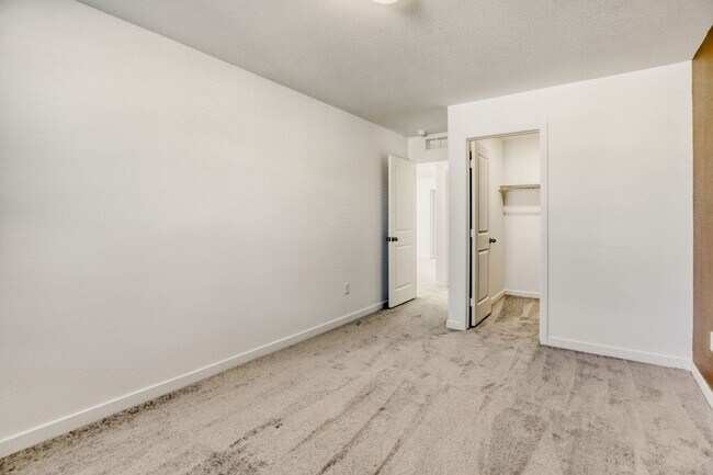 Building Photo - 3 Bedroom 3 Bath Home in Thornton Available Now!!