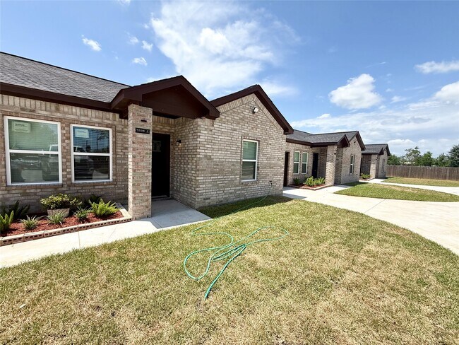 Building Photo - 9508 Quaker Ct