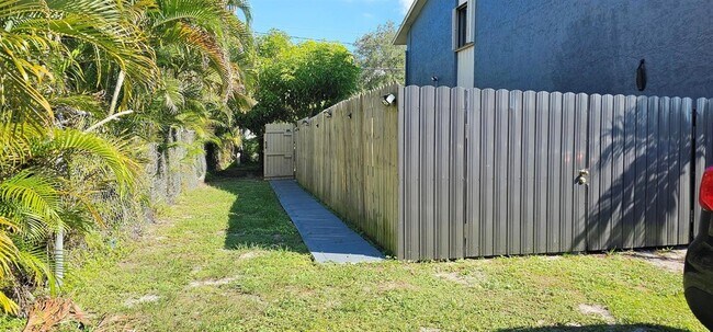 Building Photo - 3684 Pinehurst Dr