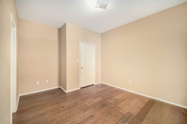 Building Photo - Beautifully Crafted 3 bed 2 bath duplex lo...