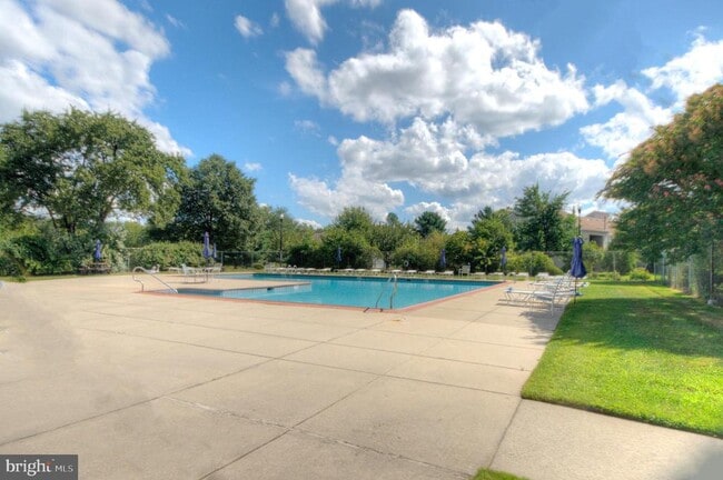 Building Photo - 1301 Hawthorne Ct