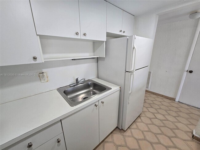 Building Photo - 1305 W 53rd St