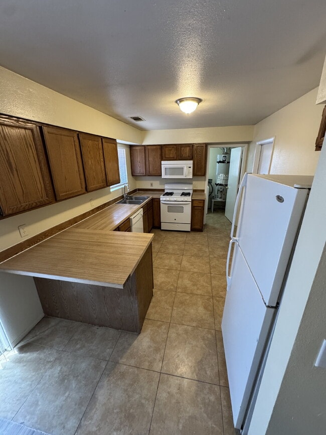 Building Photo - 2 bedroom 2 bath Single Story located in H...