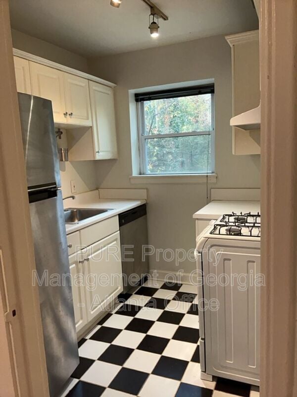 Building Photo - 314 3rd St NE