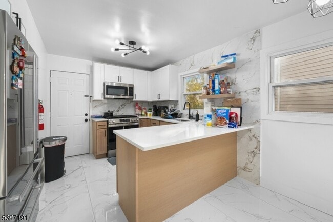 Building Photo - 22 Crescent Ct