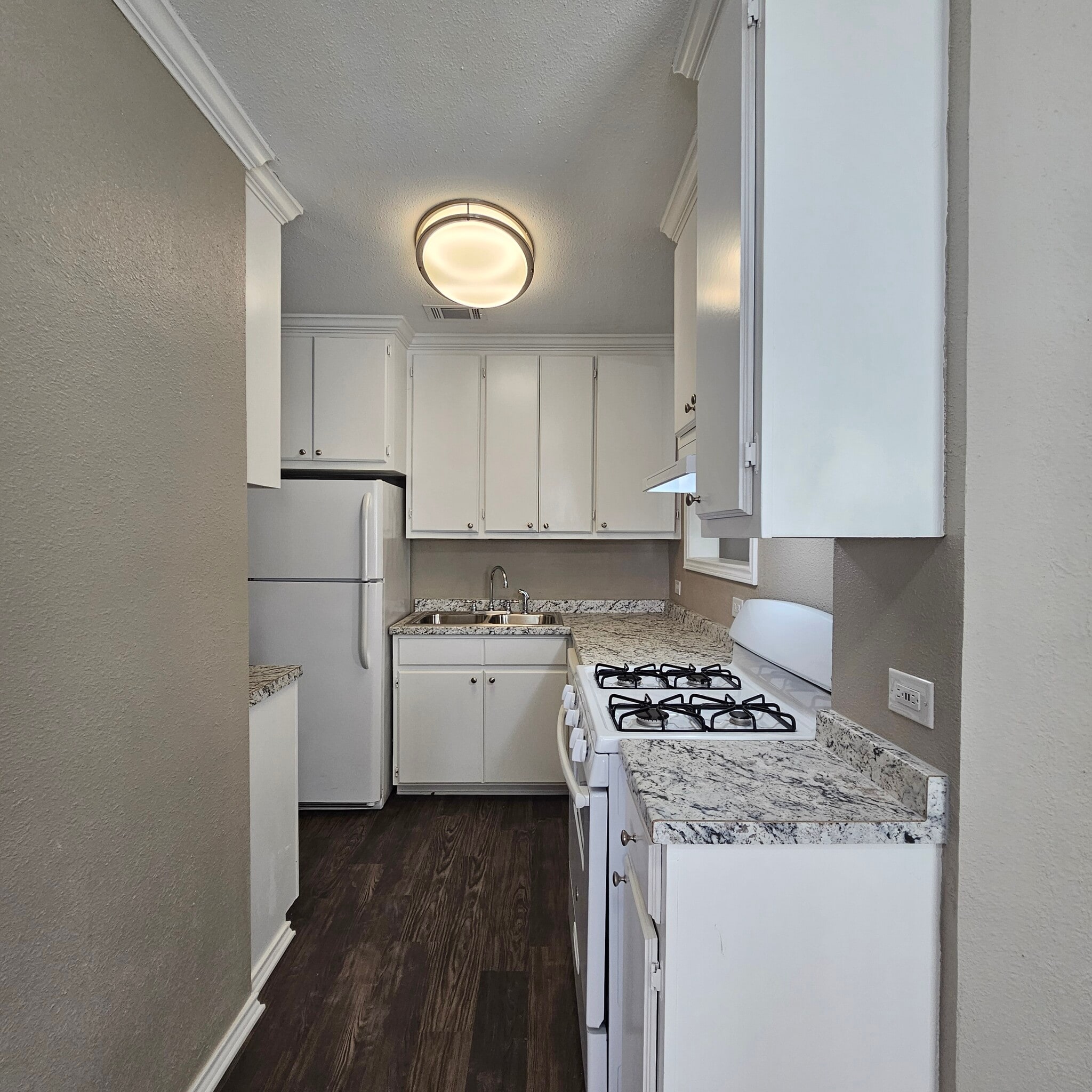 Building Photo - 10121 Kilarney Dr