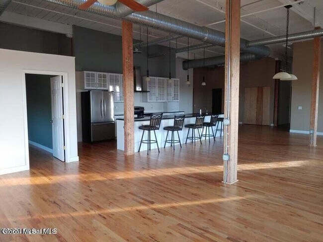 Building Photo - 387 3rd Ave