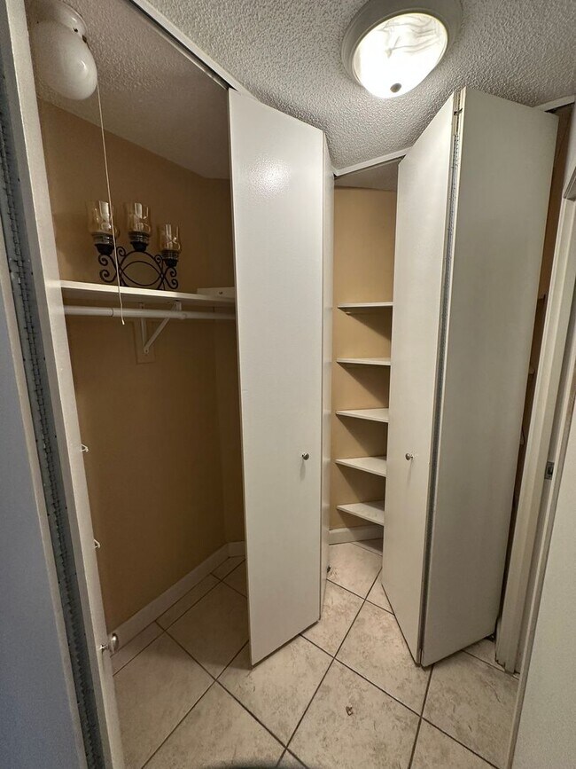 Building Photo - Amazing views from this BIG 20th floor 1bed!!! King size bedroom!