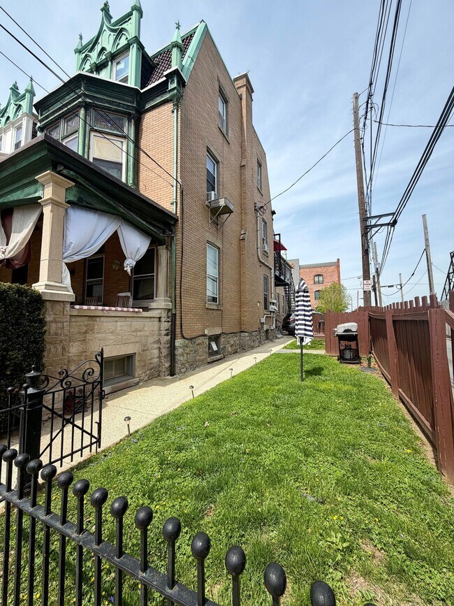 Building Photo - 31 W James St