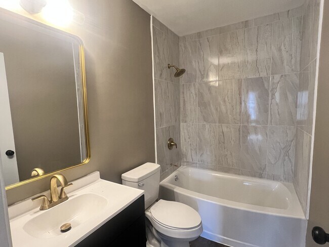 Building Photo - 709 Oxford St