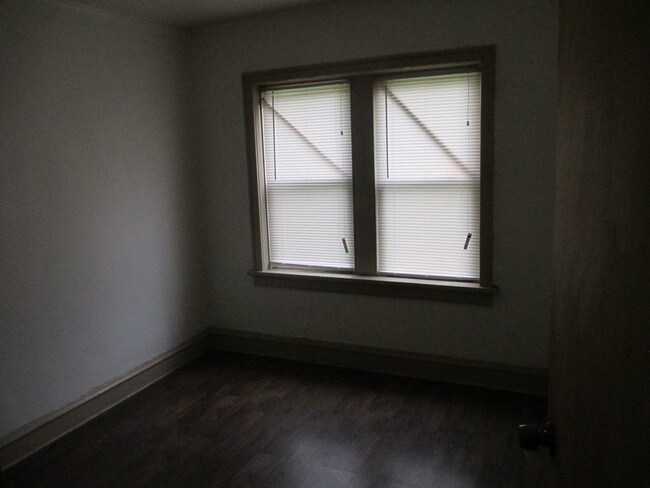 Building Photo - 3112 W. Glendale Ave - 1 Bedroom Lower