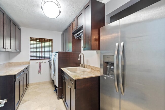 Building Photo - 830 NE Boca Bay Colony Dr