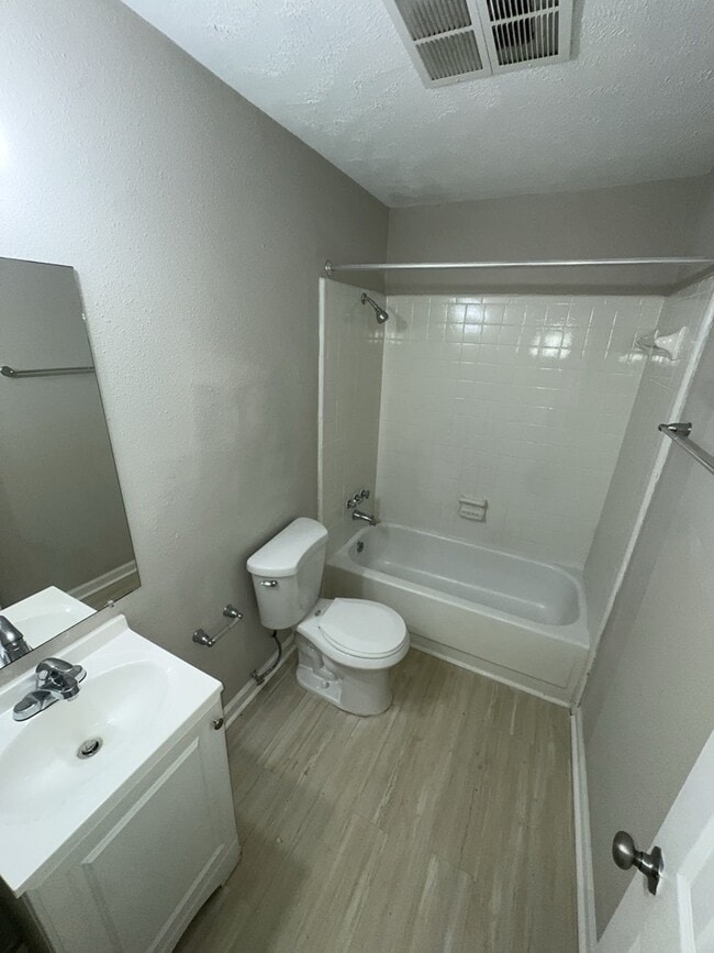 Building Photo - 4923-4923 Woodmont Dr