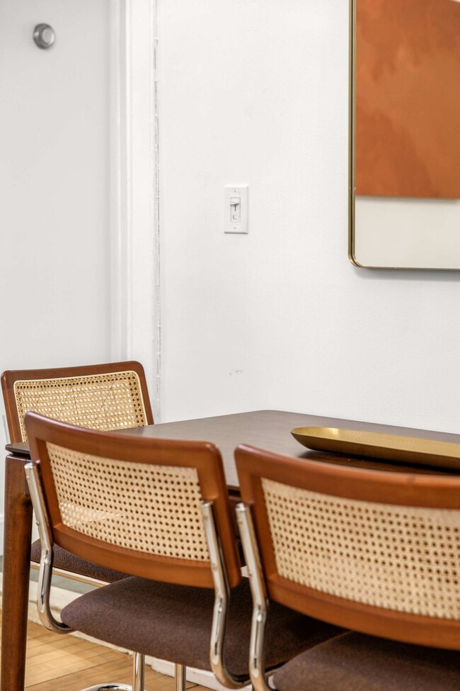 Building Photo - 3 E 9th St