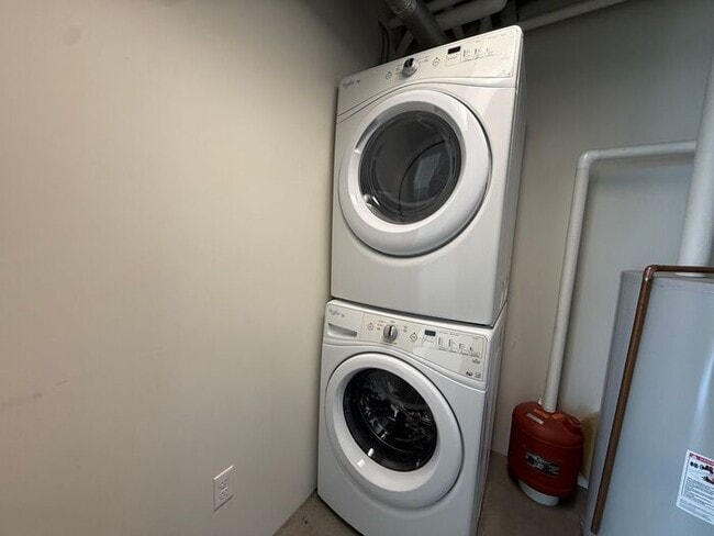 Building Photo - $2,800 | 1 Bedroom, 2 Bathroom Luxury Cond...