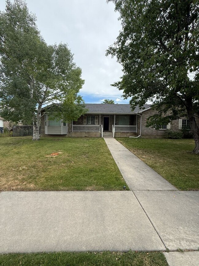 Building Photo - Massive 6-Bed Rambler with 2 Kitchens & 2 Laundries!
