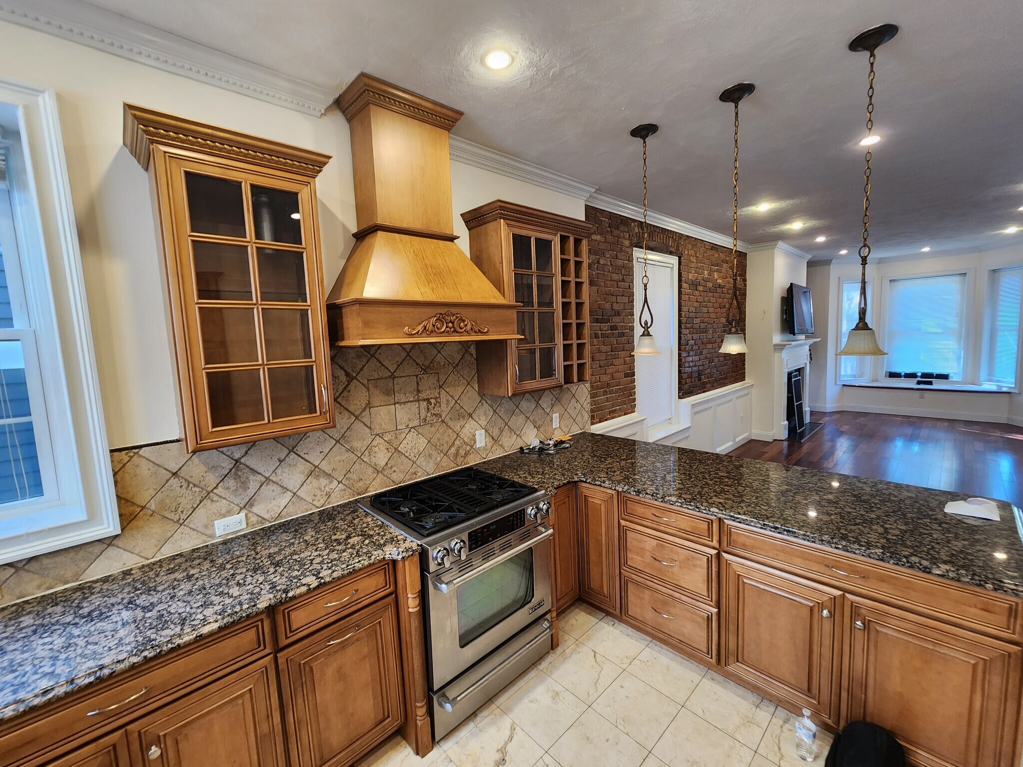 Building Photo - 566 E 5th St