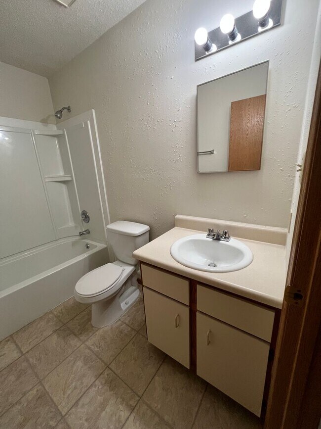 Building Photo - 615 Portsmouth Dr