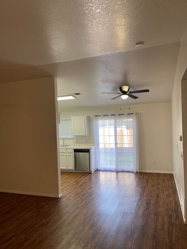 Building Photo - Turlock 2 Bedroom 2 Bath with Garage Triplex