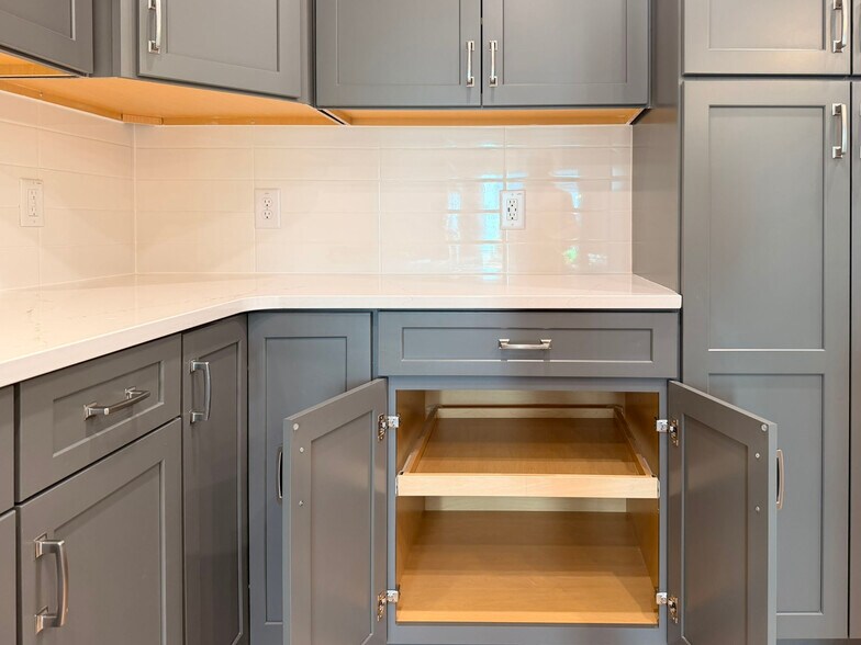 Building Photo - 2459 Englemann Dr