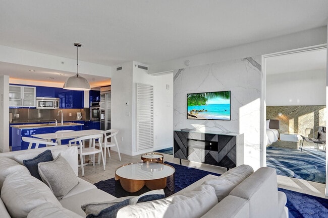 Building Photo - 3101 Bayshore Dr