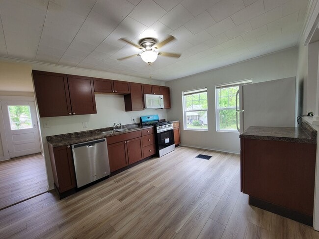 Building Photo - 3 Bedroom, 1 Bath, Section 8 Approved & Av...
