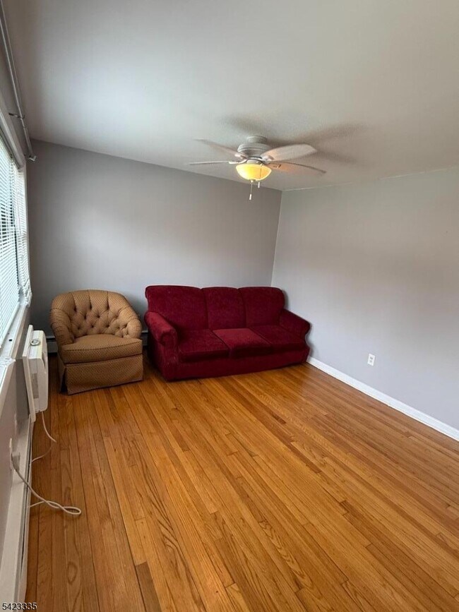 Building Photo - 10 Colonial Dr