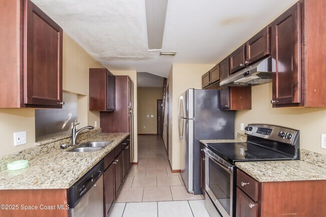 Building Photo - 1616 Clover Cir