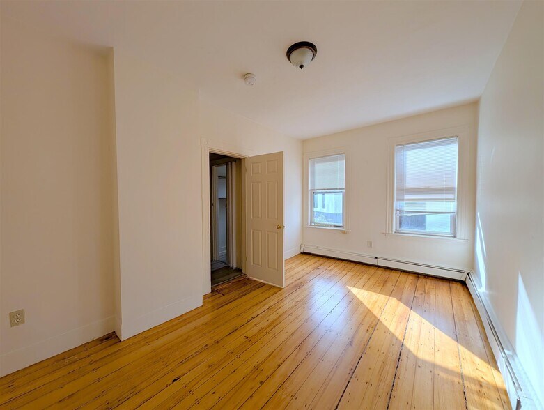 Building Photo - 61 Webster Ave