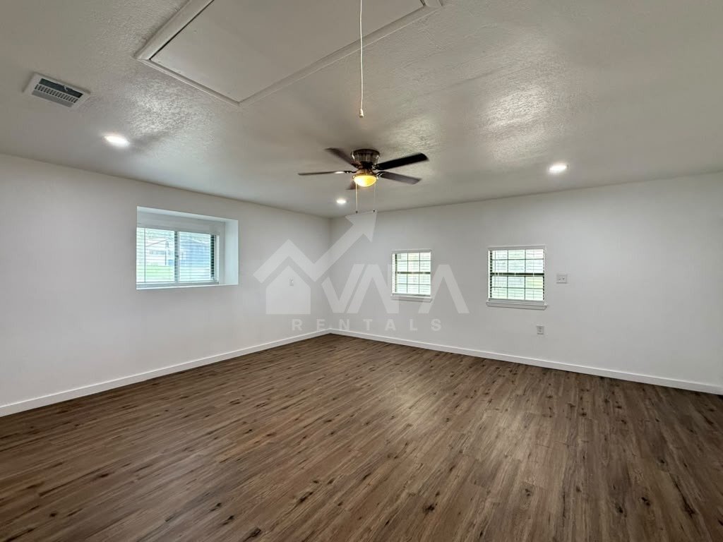 Building Photo - 415 Solar Dr