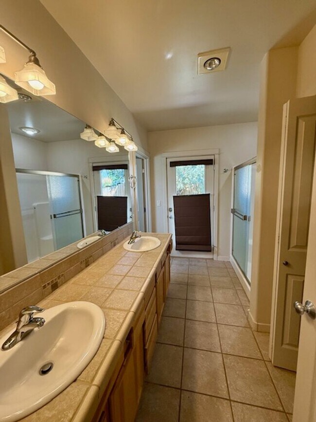 Building Photo - Charming 3 Bedroom Single-Level Home in Ba...