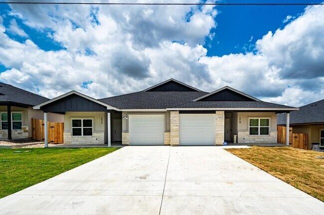 Building Photo - 629 Cr 306