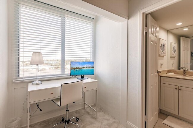 Building Photo - 1055 W Peppertree Dr