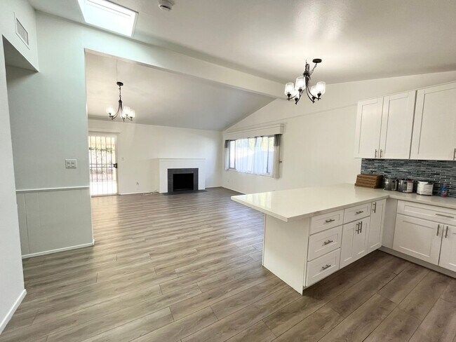 Building Photo - Charming 4 bedroom house with extra living...