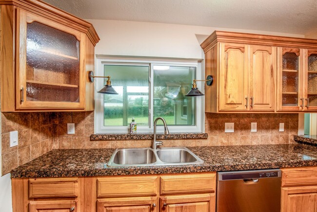 Building Photo - BEAUTIFUL 3 BEDROOMS SINGLE FAMILY HOME LO...