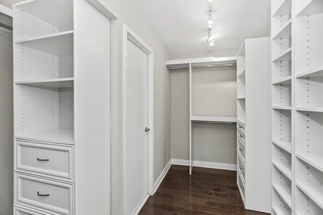 Building Photo - 110 E Delaware Pl