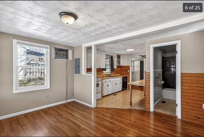 Building Photo - 3-Bedroom Home + Bonus Room in SE Springfield