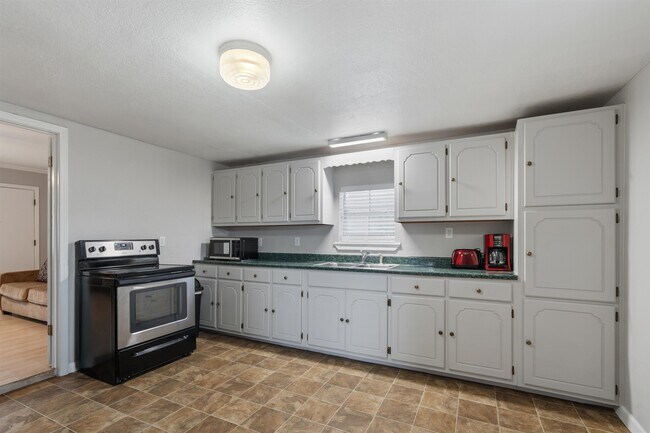 Building Photo - 1202 Gillis Ave