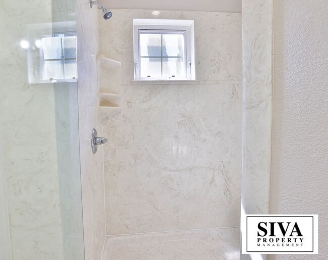 Building Photo - 808 Lenzen Ave